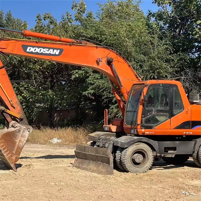Niska cena 22 tony używany koreański kołowy grabarz Doosan DX 210W-7 z krótszym czasem pracy