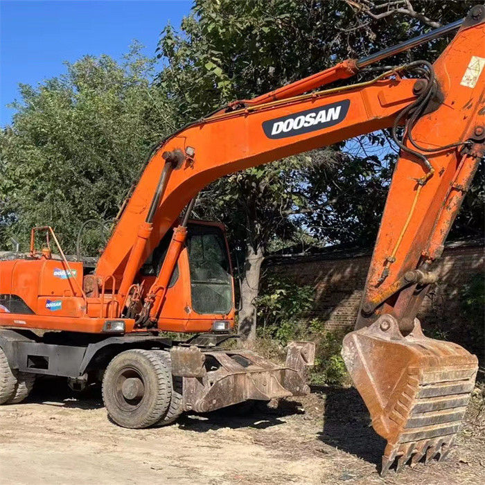 Niska cena 22 tony używany koreański kołowy grabarz Doosan DX 210W-7 z krótszym czasem pracy
