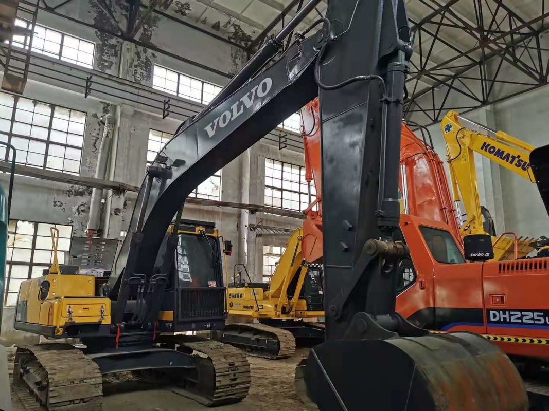Szwecja przywieźła wysokiej jakości Volvo EC200DL, używaną prawie nową, gotową do użytku koparkę.