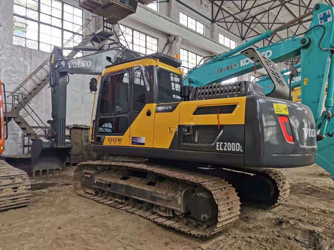 Szwecja przywieźła wysokiej jakości Volvo EC200DL, używaną prawie nową, gotową do użytku koparkę.