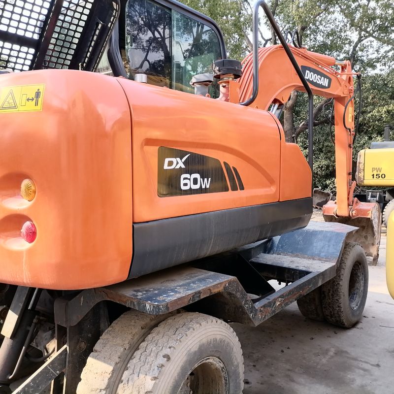 5 ton Korea przywieźła 90% nowej koparki na kółkach Doosan DX 60W z wysoką jakością i najlepszą wydajnością na sprzedaż