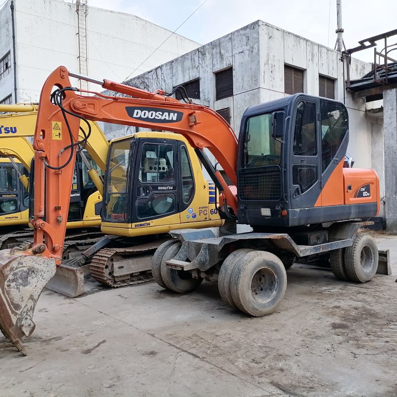5 ton Korea przywieźła 90% nowej koparki na kółkach Doosan DX 60W z wysoką jakością i najlepszą wydajnością na sprzedaż