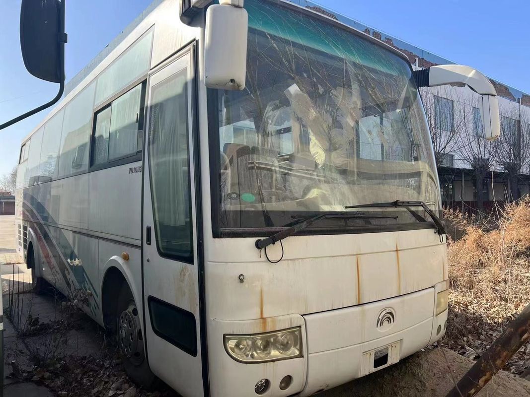 Stworzony w Chinach, używany, 40-osobowy, wysokiej jakości autobus YuTong z roczną gwarancją.