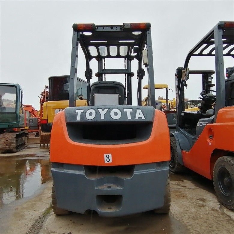 Wielofunkcyjny wózek widłowy Toyota o wadze 3 ton importowany z Japonii gotowy w krótkim czasie pracy