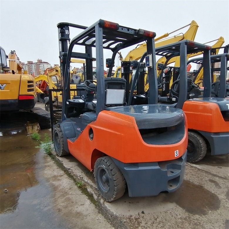 Wielofunkcyjny wózek widłowy Toyota o wadze 3 ton importowany z Japonii gotowy w krótkim czasie pracy