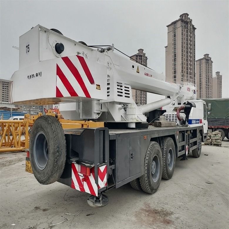 Zastosowany żuraw samochodowy Zoomlion QY25V o masie 20 ton z 3000-4000 godzinami pracy