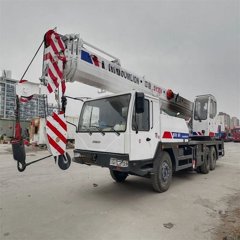Zastosowany żuraw samochodowy Zoomlion QY25V o masie 20 ton z 3000-4000 godzinami pracy