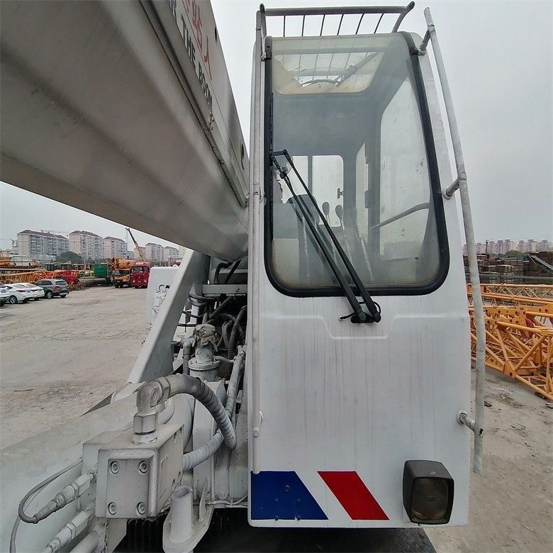 Zastosowany żuraw samochodowy Zoomlion QY25V o masie 20 ton z 3000-4000 godzinami pracy