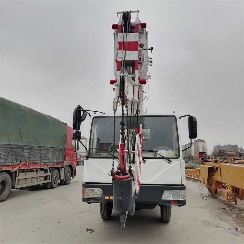 Zastosowany żuraw samochodowy Zoomlion QY25V o masie 20 ton z 3000-4000 godzinami pracy