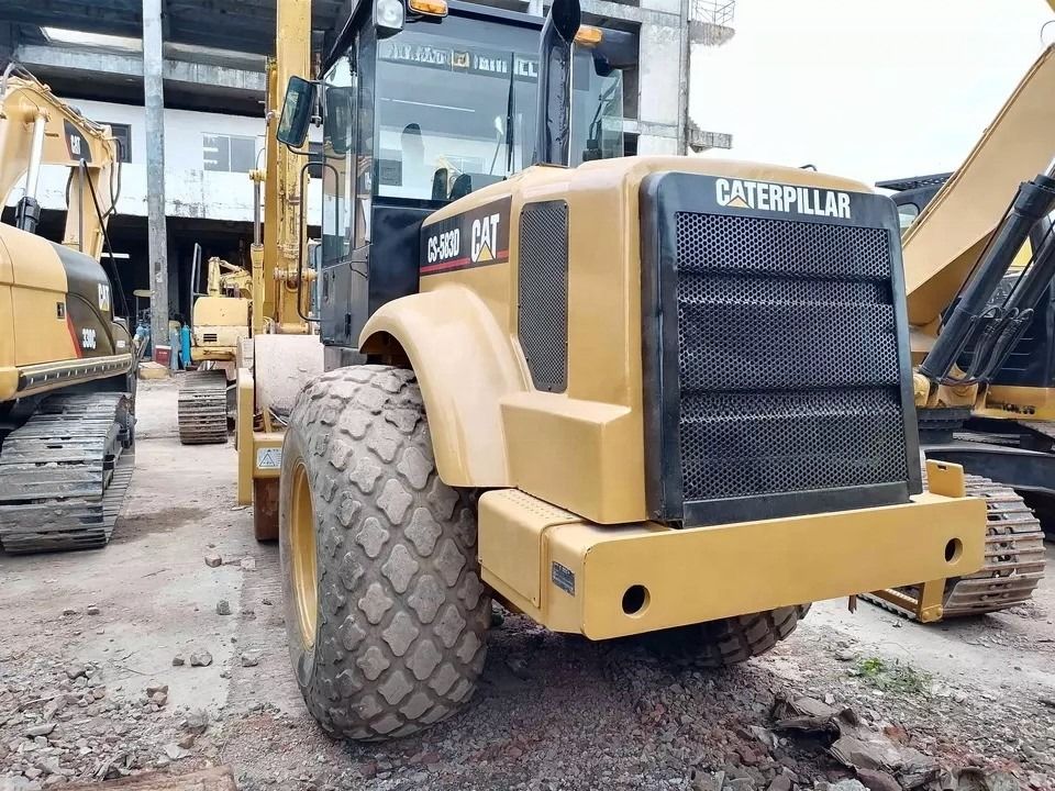 W dobrym stanie CAT CS-583D Wibratory Single Drum Road Roller z oryginalnymi częściami zamiennymi