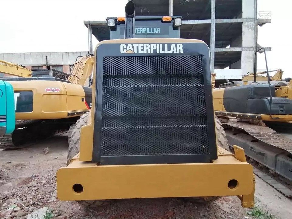 W dobrym stanie CAT CS-583D Wibratory Single Drum Road Roller z oryginalnymi częściami zamiennymi