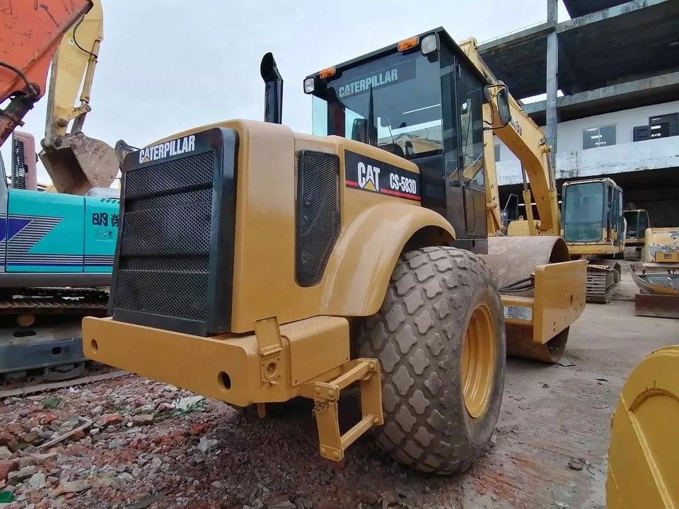 W dobrym stanie CAT CS-583D Wibratory Single Drum Road Roller z oryginalnymi częściami zamiennymi