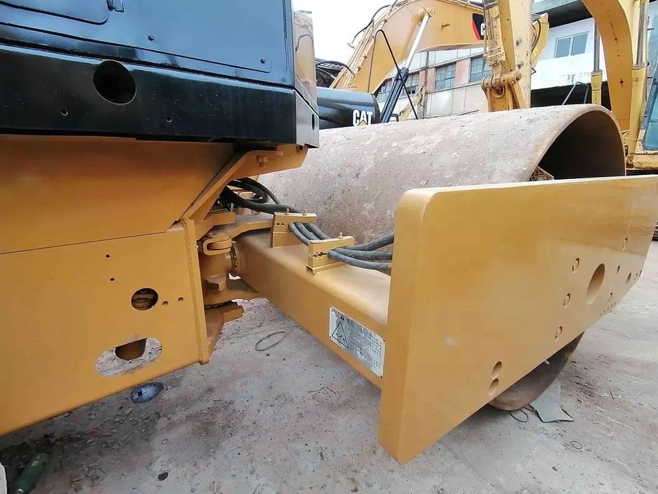 W dobrym stanie CAT CS-583D Wibratory Single Drum Road Roller z oryginalnymi częściami zamiennymi