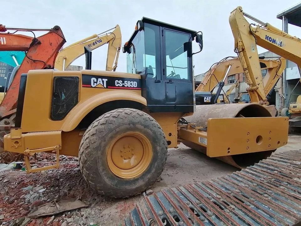 W dobrym stanie CAT CS-583D Wibratory Single Drum Road Roller z oryginalnymi częściami zamiennymi