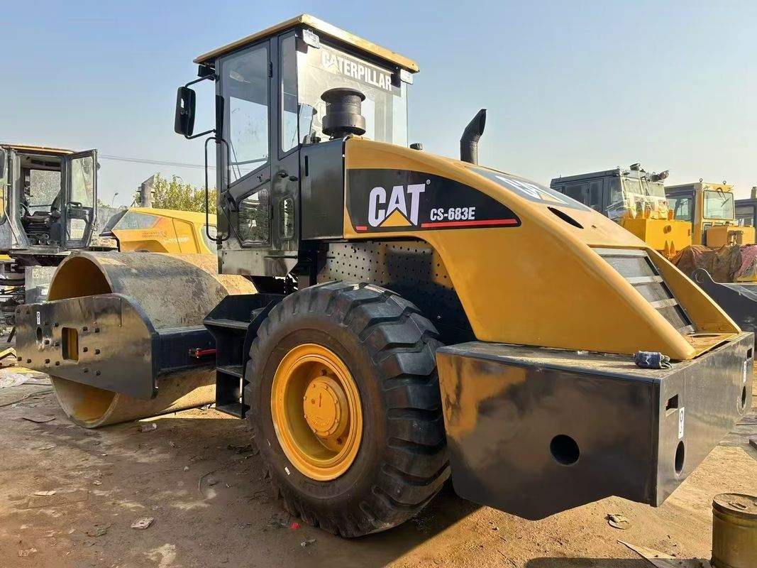 Wykorzystany kompaktor wirowy CAT CS-683E 1,8 mm Amplituda 134 kW Moc silnika